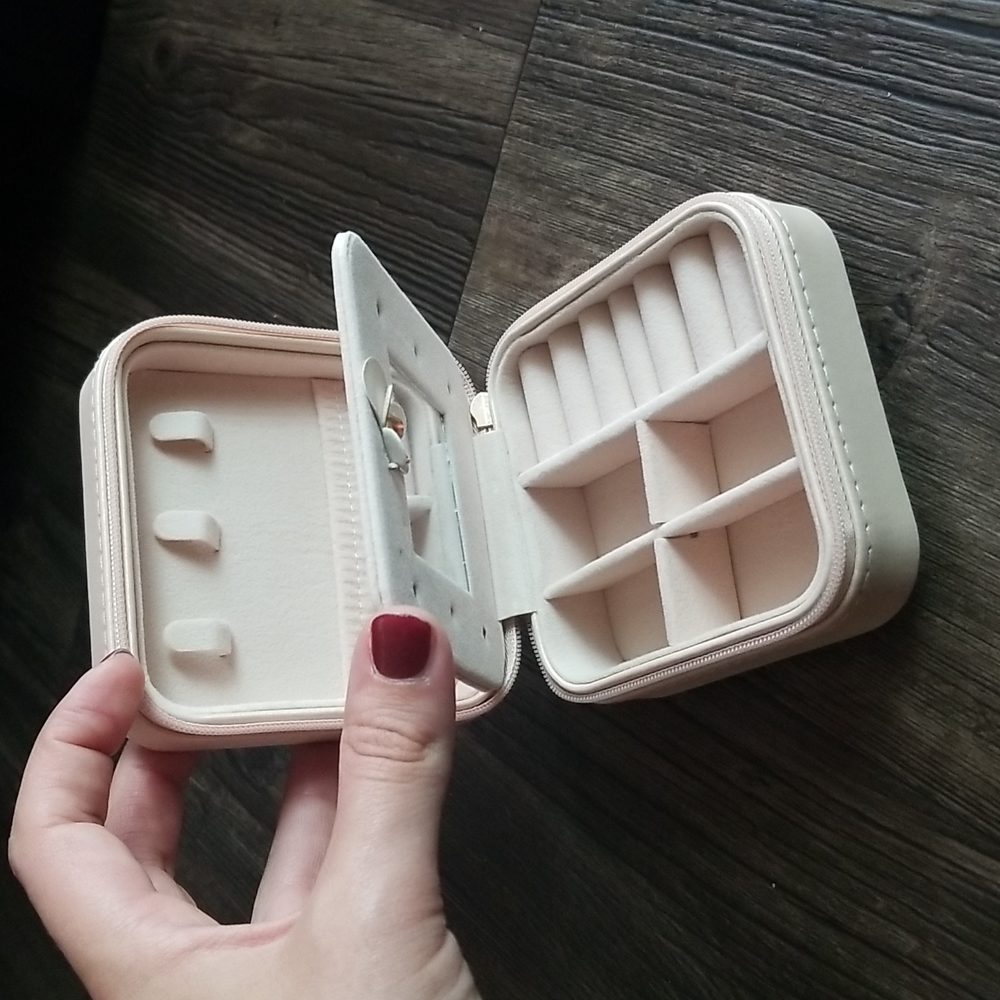 Travel jewelry box